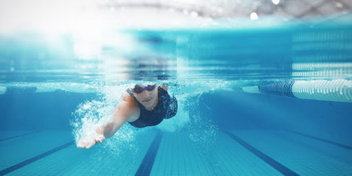 Cara Menjaga Kesehatan Tubuh Saat Berenang di Musim Panas